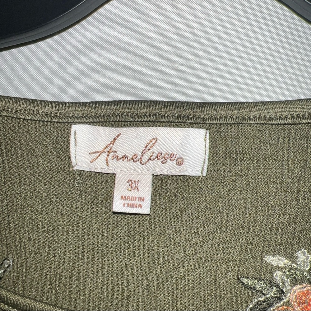 Auneleige Women’s Sz 3X Green Top Embroidered Floral Crinkle Stretch 3/4 Sleeve - Picture 4 of 7